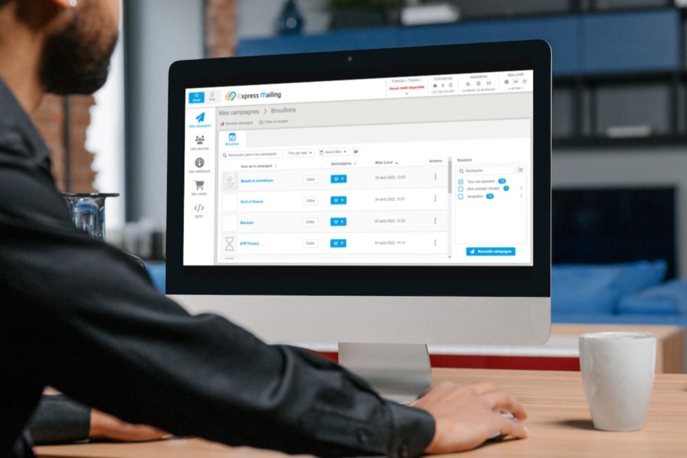 Utilisateur qui navigue sur notre plateforme emailing et SMS My Express Mailing.
